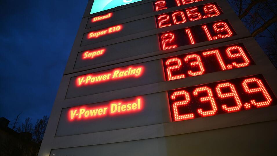 Auch der Kraftstoff Super E10 kostet derzeit oft &uuml;ber zwei Euro pro Liter.