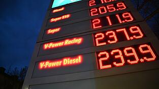 Auch der Kraftstoff Super E10 kostet derzeit oft über zwei Euro pro Liter. Auch der Kraftstoff Super E10 kostet derzeit oft über zwei Euro pro Liter.