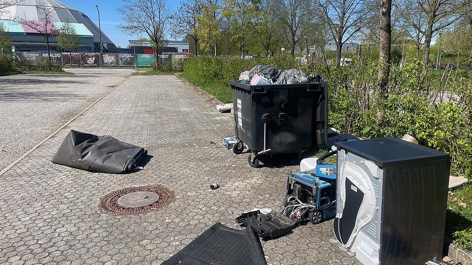 Zur&uuml;ckgelassener Elektroschrott. Sogar ein W&auml;schtrockner wurde zur&uuml;ckgelassen.