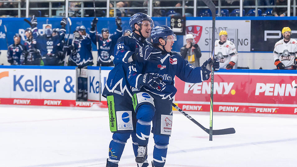 So kann man sich schon mal zurückmelden: Travis St. Denis (r.) sorgt bei seiner Rückkehr nach einer Fünf-Spiele-Sperre für den Siegtreffer gegen Frankfurt. Auch Justin Braun, der hier gratuliert, wurde zuletzt schmerzlich vermisst. So kann man sich schon mal zurückmelden: Travis St. Denis (r.) sorgt bei seiner Rückkehr nach einer Fünf-Spiele-Sperre für den Siegtreffer gegen Frankfurt. Auch Justin Braun, der hier gratuliert, wurde zuletzt schmerzlich vermisst.