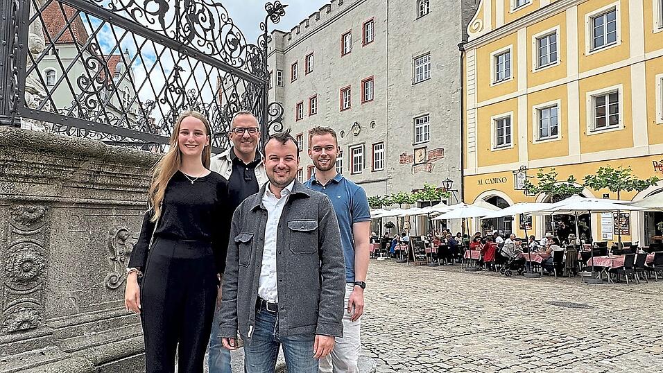 Verena Brandel (von links), Sebastian Löscher, Alexander Ammelounx und Markus Petruska unterstützen die OB-Kandidatur von Astrid Freudenstein (CSU). Im Stadtrat wollen sie künftig aber mit einer eigenen Liste und aus junger Perspektive für Akzente - auch über die Altstadt hinaus - sorgen.