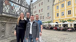 Verena Brandel (von links), Sebastian Löscher, Alexander Ammelounx und Markus Petruska unterstützen die OB-Kandidatur von Astrid Freudenstein (CSU). Im Stadtrat wollen sie künftig aber mit einer eigenen Liste und aus junger Perspektive für Akzente - auch über die Altstadt hinaus - sorgen.