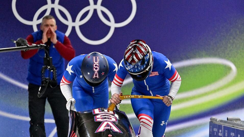 Kaillie Armbruster Humphries (Pilotin) und Anschieberin Jasmine Jones (USA) f&uuml;hren nach dem ersten Lauf.