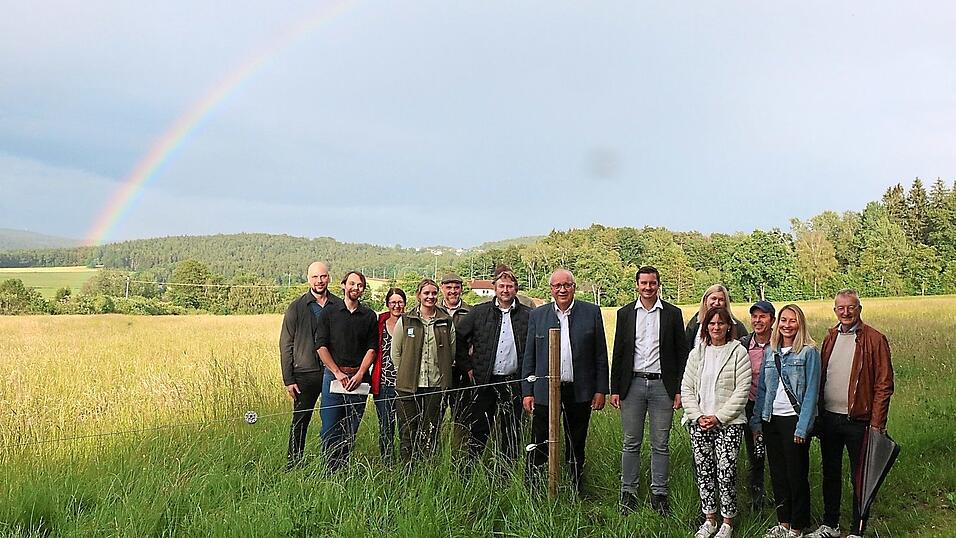 Mit dem Setzen des Zauns auf der circa vier Hektar großen Wiese bei Grub ist diese Woche der Startschuss für das Weide-Projekt gefallen - begleitet von einem wunderschönen Regenbogen. Mit dem Setzen des Zauns auf der circa vier Hektar großen Wiese bei Grub ist diese Woche der Startschuss für das Weide-Projekt gefallen - begleitet von einem wunderschönen Regenbogen.