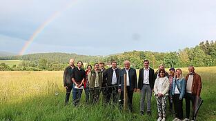 Mit dem Setzen des Zauns auf der circa vier Hektar gro&szlig;en Wiese bei Grub ist diese Woche der Startschuss f&uuml;r das Weide-Projekt gefallen - begleitet von einem wundersch&ouml;nen Regenbogen.