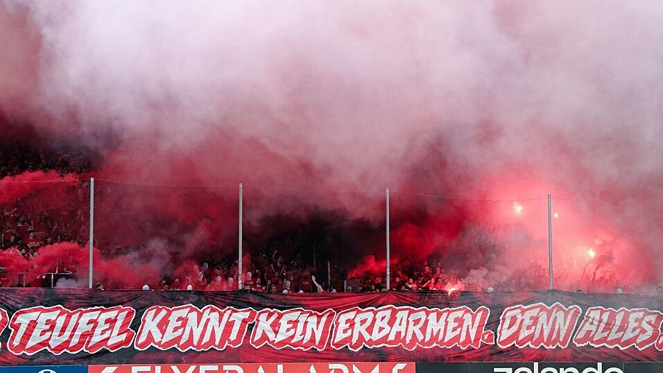 Die FCK-Fans z&uuml;ndeten zahlreiche Feuerwerksk&ouml;rper und Pyrotechnik.