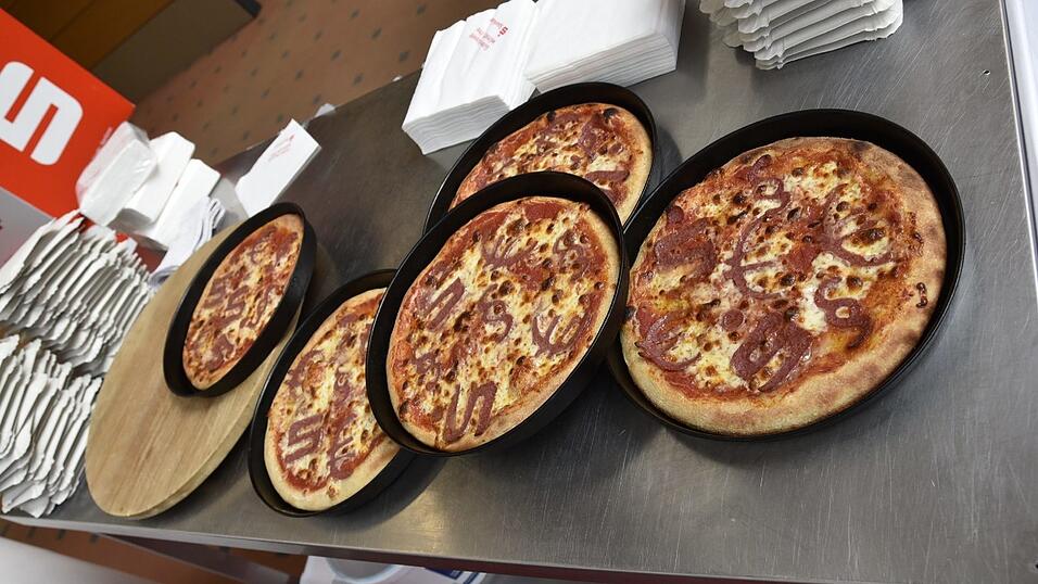 Am unsinnigen Donnerstag stellte die Sparkasse Niederbayern-Mitte ihr neues 'Geschäftsmodell' vor: Die Pizza 'Draghi' Am unsinnigen Donnerstag stellte die Sparkasse Niederbayern-Mitte ihr neues 'Geschäftsmodell' vor: Die Pizza 'Draghi'