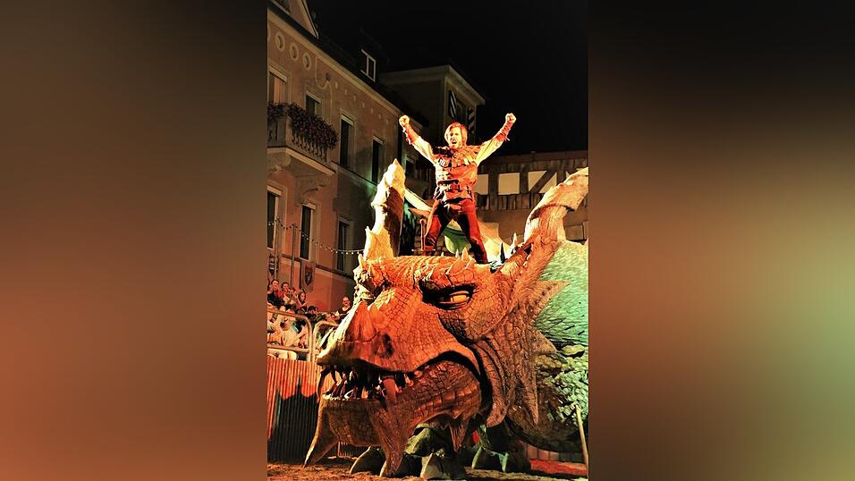 Bilder der Gruppe 'Gr&uuml;n' des Drachenstich-Festspiels.