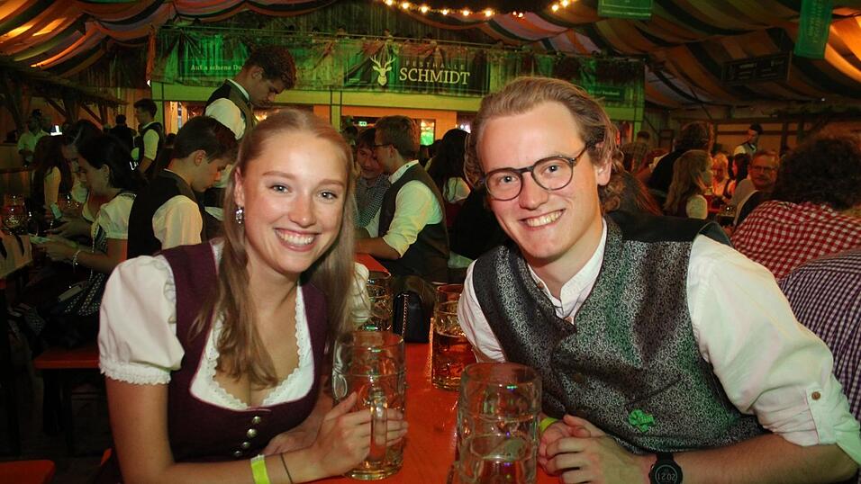 Viele Landshuter feierten am Freitagabend auf der Bartlmädult. Viele Landshuter feierten am Freitagabend auf der Bartlmädult.
