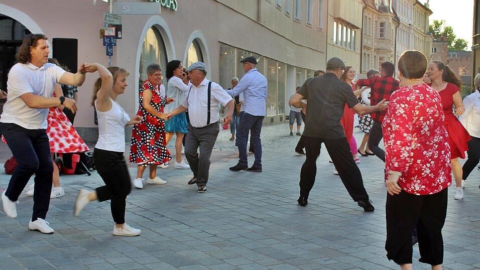 Die tanzbegeisterten Landshuterinnen und Landshuter legten eine hei&szlig;e Sohle aufs Parkett.