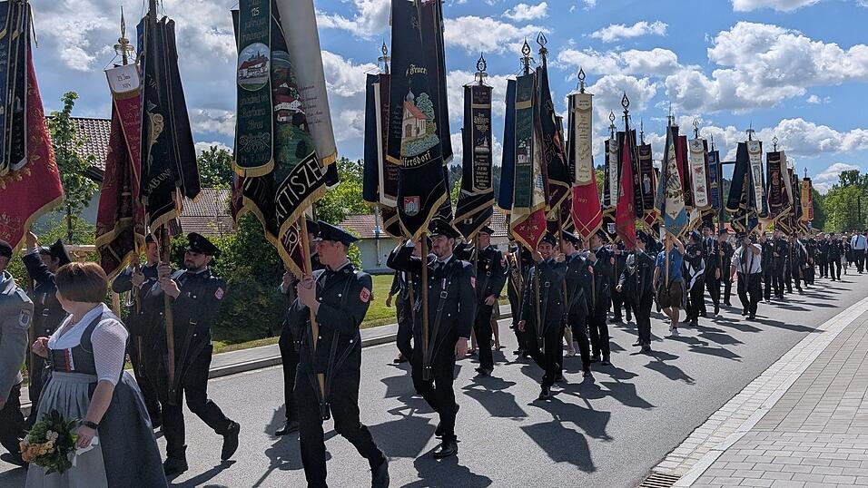 Dieses Fahnenmeer bot sich beim 150-j&auml;hrigen Gr&uuml;ndungsfest der Feuerwehr Ascha, die in diesem Jahr den Auftakt des Gr&uuml;ndungsfest-Reigens machte.