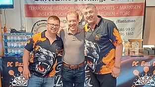 DC-Vorstand Andreas Treml und Bürgermeister Florian Adam freuten sich über den Besuch von PDC-Profi Mensur Suljovic (v.l.) zum 20-jährigen Jubiläum des DC Bull Dog.