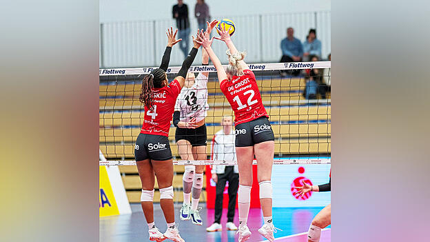 Prima Arbeit am Netz: Der Raben-Block stoppte so manchen Angriff der Niedersachsen - wie in dieser Szene Jeannette Huskic (links) und Tina de Groot gegen Linksh&auml;nderin Annelis Tyws.