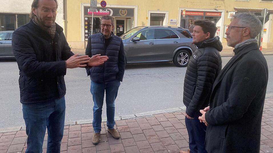 Diskussion an der Bushaltestelle vor dem Supermarkt (von links): Benedikt Häring, Anwohner und Initiator der Interessenvertretung „Zwischenbrücken“, Geschäftsinhaber Florian Schneider sowie die OB-Kandidaten Thomas Haslinger (CSU) und Christoph Rabl (Grüne) Diskussion an der Bushaltestelle vor dem Supermarkt (von links): Benedikt Häring, Anwohner und Initiator der Interessenvertretung „Zwischenbrücken“, Geschäftsinhaber Florian Schneider sowie die OB-Kandidaten Thomas Haslinger (CSU) und Christoph Rabl (Grüne)