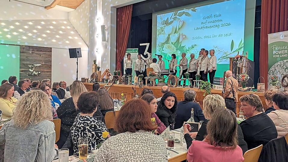 Der Landfrauenchor zeigt dem Publikum anhand der Nummern eins bis drei, wann sie welches Lied singen sollen. Der Landfrauenchor zeigt dem Publikum anhand der Nummern eins bis drei, wann sie welches Lied singen sollen.