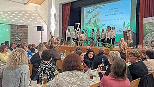 Der Landfrauenchor zeigt dem Publikum anhand der Nummern eins bis drei, wann sie welches Lied singen sollen. Der Landfrauenchor zeigt dem Publikum anhand der Nummern eins bis drei, wann sie welches Lied singen sollen.