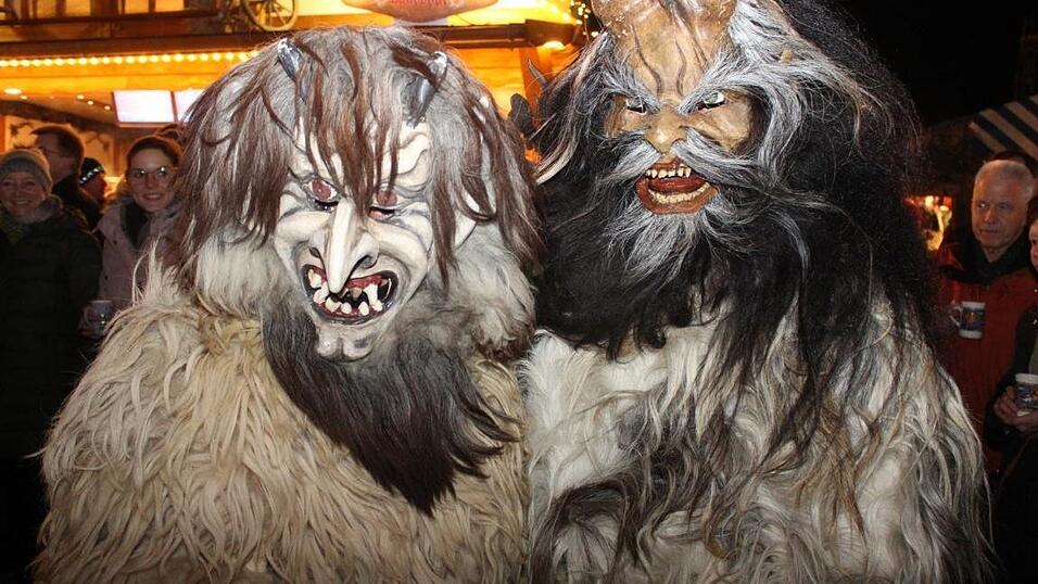 Die Perchtengruppe 'Frisinger Fratz'n' trat am Mittwochabend auf dem Landshuter Christkindlmarkt auf. Die Perchtengruppe 'Frisinger Fratz'n' trat am Mittwochabend auf dem Landshuter Christkindlmarkt auf.