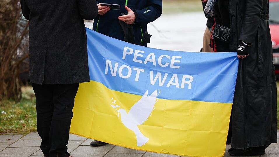 Ein Jahr nach Kriegsbeginn ist die Sehnsucht nach Frieden gro&szlig;.