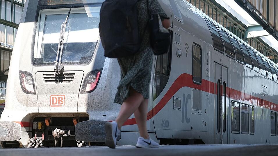 Im Fernverkehr mit der Bahn wachsen die Fahrgastzahlen. (Archivbild)