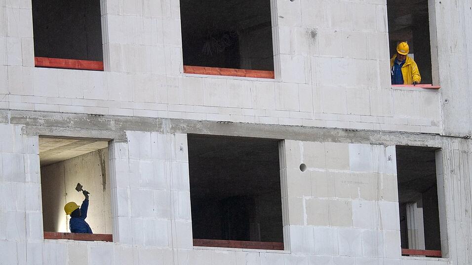 Die bayerischen Grünen wollen mit zusätzlichem Geld und Steuerreformen den Wohnungsbau im Freistaat ankurbeln. (Symbolbild) Die bayerischen Grünen wollen mit zusätzlichem Geld und Steuerreformen den Wohnungsbau im Freistaat ankurbeln. (Symbolbild)