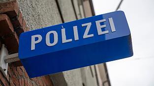 Die Polizei sperrt die Autobahn. (Symbolbild)