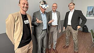 Brainjo-Gr&uuml;nder Christian Gnerlich (von links), Professor Joachim Grifka, GPA-Chef Bernhard Seidenath und Biopark-Gesch&auml;ftsf&uuml;hrer Ilja Hagen sehen Start-ups in der Gesundheitswirtschaft als Chance f&uuml;r den Standort.