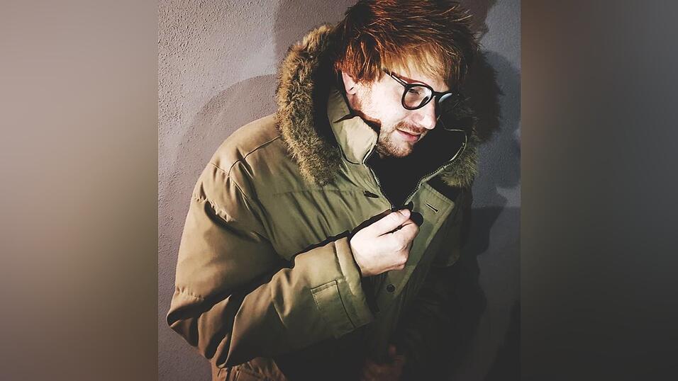 Nic hat sich die Brille von Ed Sheeran zugelegt. Durch sie sieht er dem englischen S&auml;nger noch &auml;hnlicher. Nic selbst findet die Brille aber h&auml;sslich.