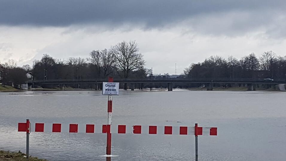 Die Flutmulde ist gesperrt, weil die Pfettrach &uuml;ber die Ufer getreten ist.