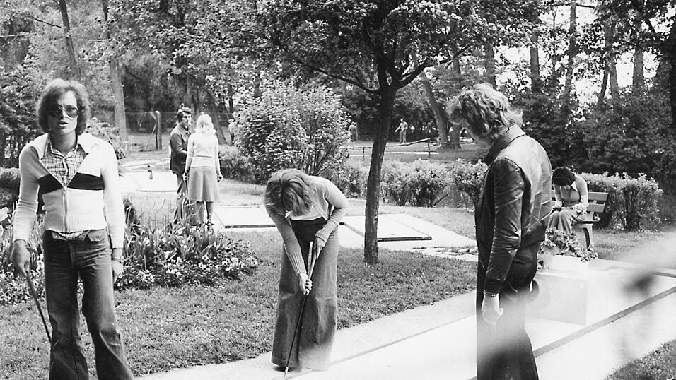 Mit Schlaghosen und individueller Schlägerhaltung war Minigolf am Hagen beim Schützenhaus auch schon ein Vergnügen. Mit Schlaghosen und individueller Schlägerhaltung war Minigolf am Hagen beim Schützenhaus auch schon ein Vergnügen.