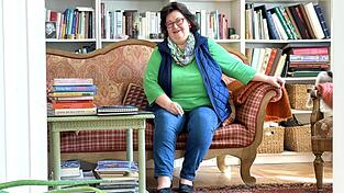 Sie mag den Witz und den Tiefgang der Volksliteratur. Inmitten von B&uuml;chern f&uuml;hlt sich Lisa Gusel besonders wohl.
