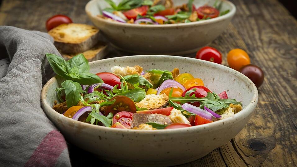 Wer das Panzanella-Rezept in nicht-traditioneller Weise ausprobieren will, kann zum Beispiel Rucola in den italienischen Brotsalat geben.
