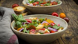 Wer das Panzanella-Rezept in nicht-traditioneller Weise ausprobieren will, kann zum Beispiel Rucola in den italienischen Brotsalat geben.