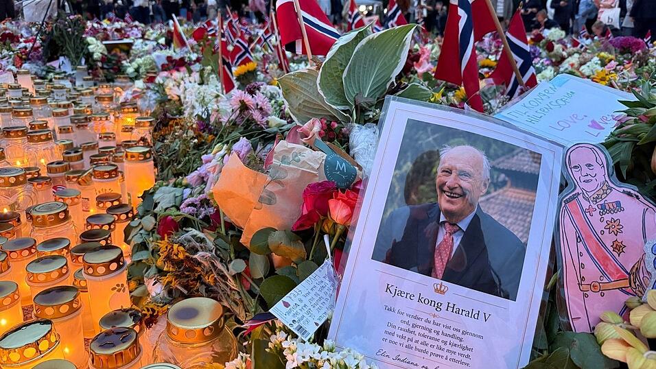 Norwegen trauert um König Harald V.: Am Schlossplatz in Oslo haben Tausende Menschen Blumen, Kerze und Briefe abgelegt. Norwegen trauert um König Harald V.: Am Schlossplatz in Oslo haben Tausende Menschen Blumen, Kerze und Briefe abgelegt.