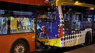 Beide Busse erlitten einen Totalschaden und mussten abgeschleppt werden.