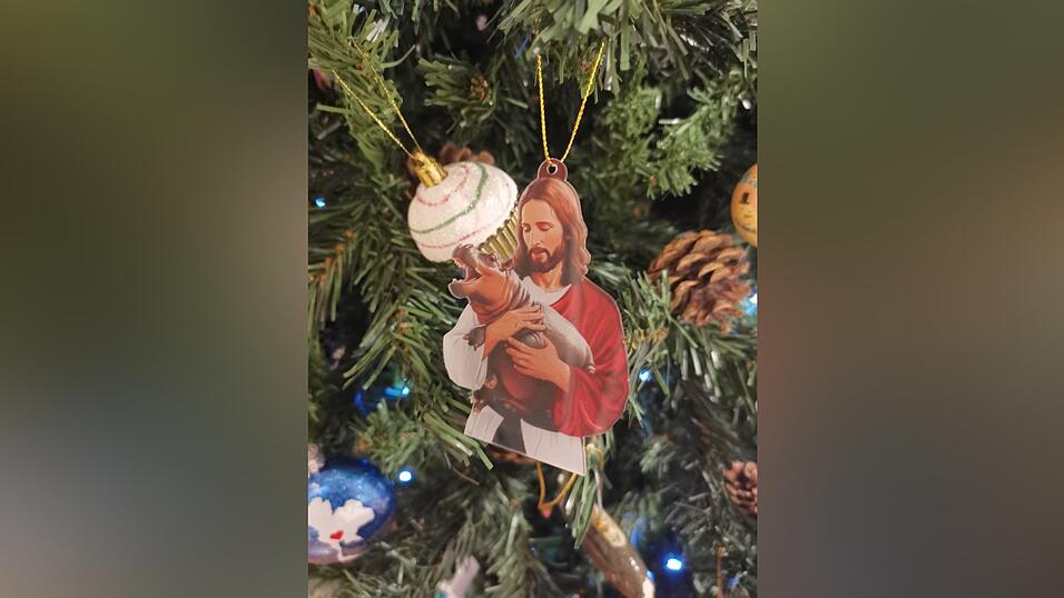 Solch skurriler Christbaumschmuck stand im Dezember zum Verkauf.