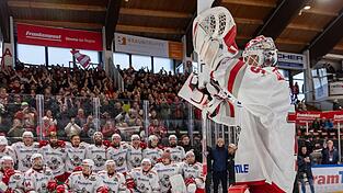 Gelöste Stimmung: Die Eisbären feiern den Verbleib in der DEL2.