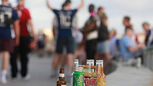 Auch am Ballermann sollte man am Strand nur legal verkaufte Produkte konsumieren. (Archivfoto)