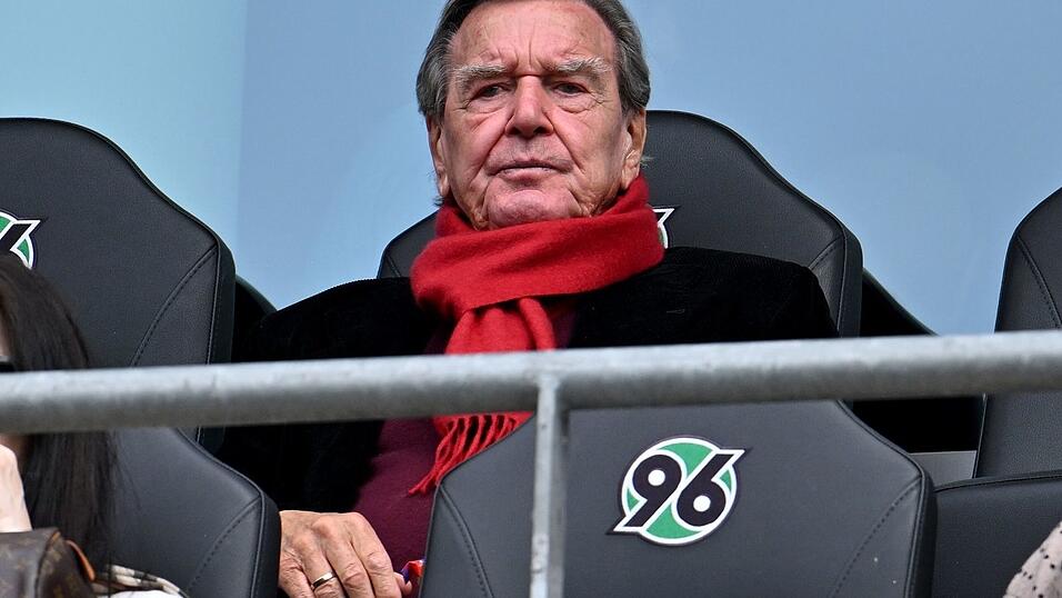 Ex-Kanzler und 96-Fan Gerhard Schr&ouml;der im Stadion von Hannover.