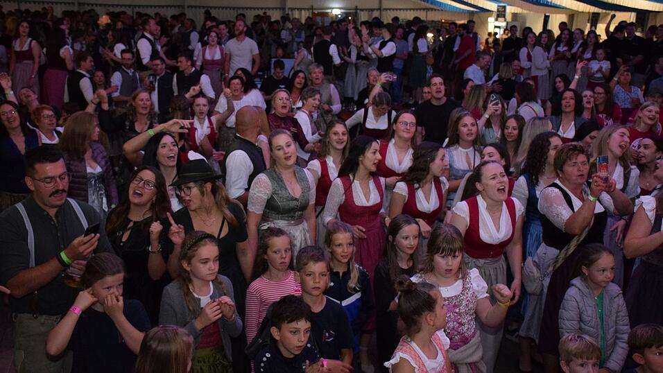 Ausgelassene Stimmung herrschte auf der Tanzfläche im Festzelt. Ausgelassene Stimmung herrschte auf der Tanzfläche im Festzelt.