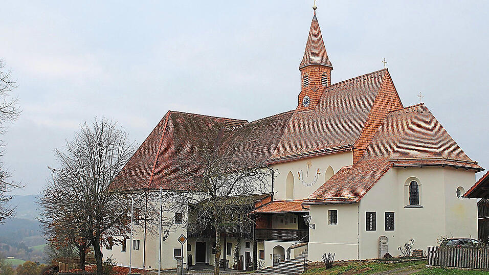 Das kirchliche Kleinod zeigt sich im neuen Kleid. Der gesamte Komplex besteht aus dem ehemaligen Schloss (links), der ehemaligen Gaststätte (Mitte), und der Kirche (rechts), deren Dachschindeln optisch auffallen. Das kirchliche Kleinod zeigt sich im neuen Kleid. Der gesamte Komplex besteht aus dem ehemaligen Schloss (links), der ehemaligen Gaststätte (Mitte), und der Kirche (rechts), deren Dachschindeln optisch auffallen.