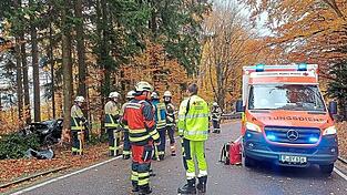 Bei einem Verkehrsunfall auf der Kreisstraße R7 bei Weihern wurde eine Frau schwer verletzt. Ein Rettungshubschrauber flog sie ins Krankenhaus. Bei einem Verkehrsunfall auf der Kreisstraße R7 bei Weihern wurde eine Frau schwer verletzt. Ein Rettungshubschrauber flog sie ins Krankenhaus.