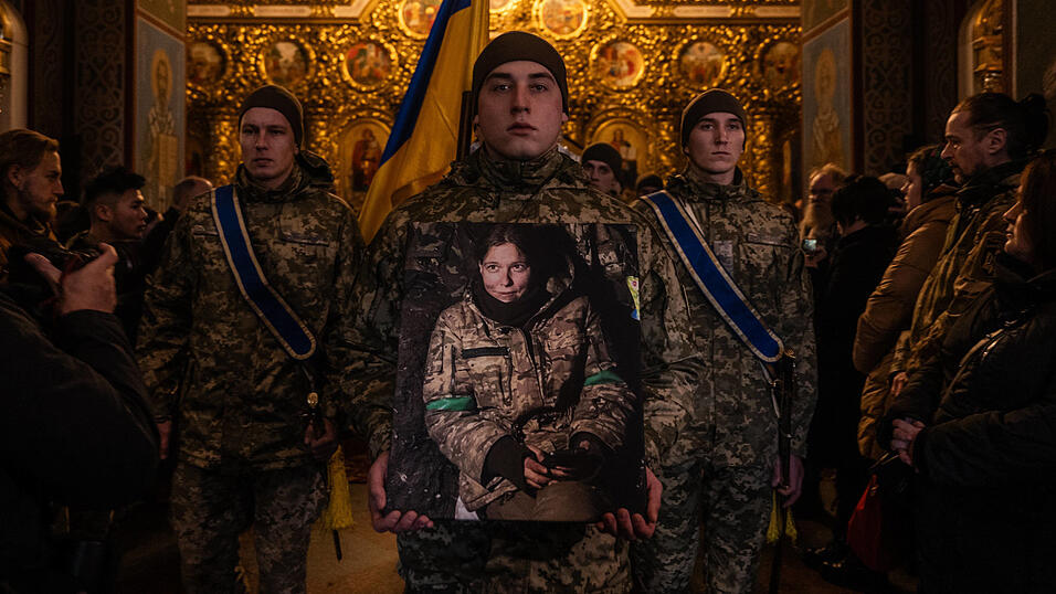 Ehrenbegr&auml;bnis am Valentinstag 2024: Kameraden mit einem Bild von Savita Diana Wagner.