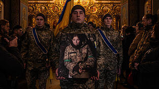 Ehrenbegr&auml;bnis am Valentinstag 2024: Kameraden mit einem Bild von Savita Diana Wagner.