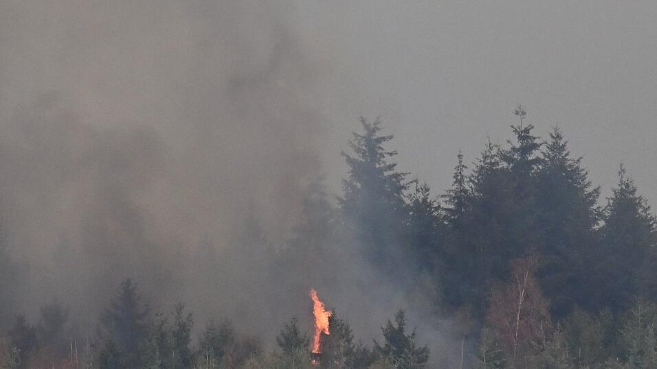 Bei dem gro&szlig;en Waldbrand nahe H&uuml;rtgenwald im nordrhein-westf&auml;lischen Kreis D&uuml;ren hat sich die Lage in der Nacht zugespitzt.