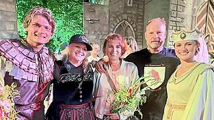 Nach der Premiere: Ritter Max Wild mit seiner Mutter Carina, Petra und Karl-Heinz Baumann sowie Ritterin Julia Baumann (von links). Nach der Premiere: Ritter Max Wild mit seiner Mutter Carina, Petra und Karl-Heinz Baumann sowie Ritterin Julia Baumann (von links).