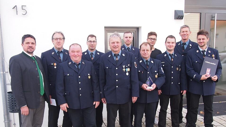 Die Geehrten mit (von links) 2. Bürgermeister Adalbert Hösl, 3. Bürgermeister Manfred Engl und Vorsitzendem Josef Ernst (Zehnter von links). Die Geehrten mit (von links) 2. Bürgermeister Adalbert Hösl, 3. Bürgermeister Manfred Engl und Vorsitzendem Josef Ernst (Zehnter von links).