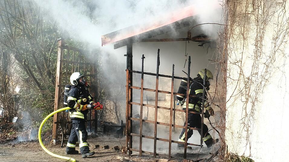 Mit einem schnellen Eingreifen der Freiwilligen Feuerwehr war der Brand einer Gartenlaube rasch im Griff.
