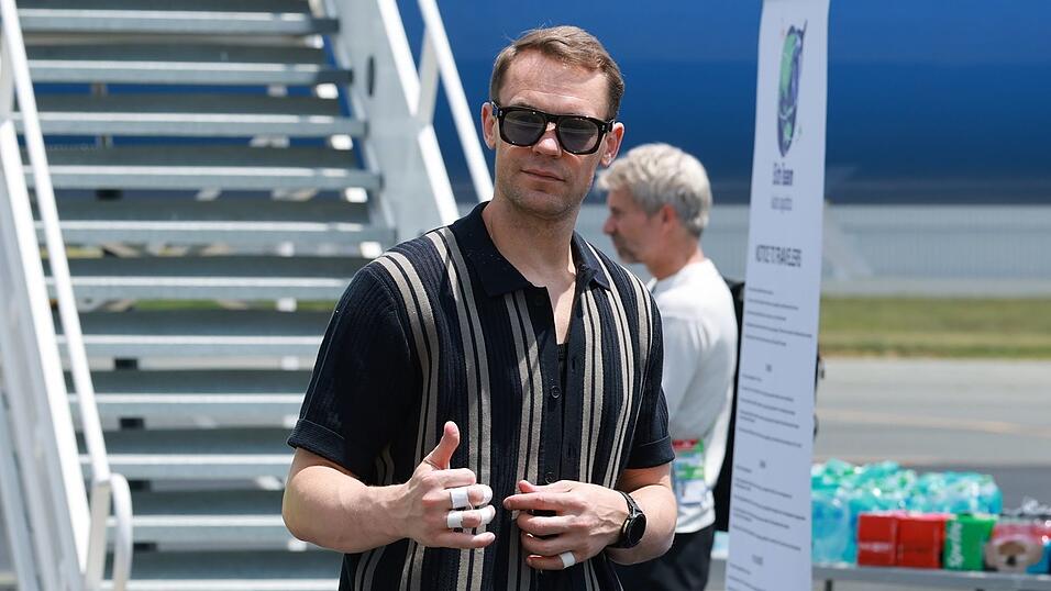 Daumen hoch fürs Comeback im DFB-Tor: Manuel Neuer vor dem Flug nach Houston. Daumen hoch fürs Comeback im DFB-Tor: Manuel Neuer vor dem Flug nach Houston.