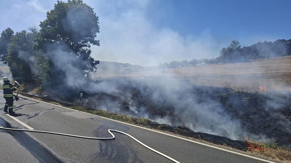 Die Feuerwehren haben den Brand schnell unter Kontrolle. Die Feuerwehren haben den Brand schnell unter Kontrolle.