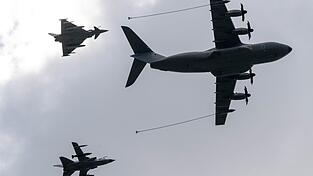 Zwei Flugzeuge vom Typ A400M sollen zur Betankung von Kampfjets bei der Übung eingesetzt werden. Zwei Flugzeuge vom Typ A400M sollen zur Betankung von Kampfjets bei der Übung eingesetzt werden.